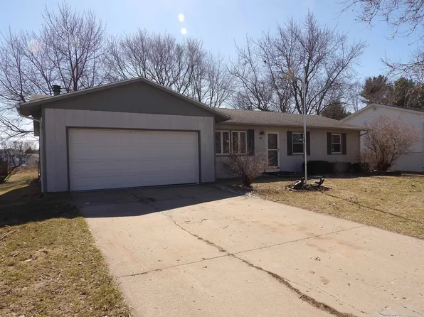 2015 Bedford Dr, Freeport, IL 61032