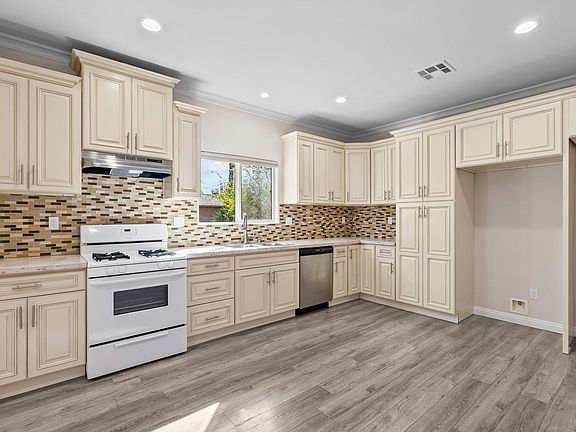 5th image of 6715 Cedros Ave