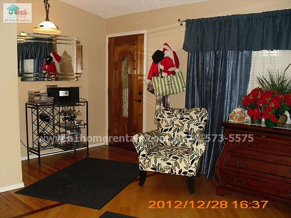 Sitting/Living Room & Entry