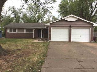 827 N Country Acres Ave, Wichita, KS 67212