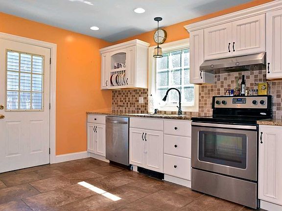 4th image of 129 Evergreen Ln