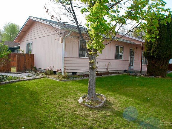 4th image of 801 NE Hillside Ct