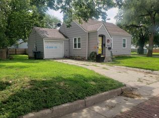 906 10th St, Clay Center, KS 67432