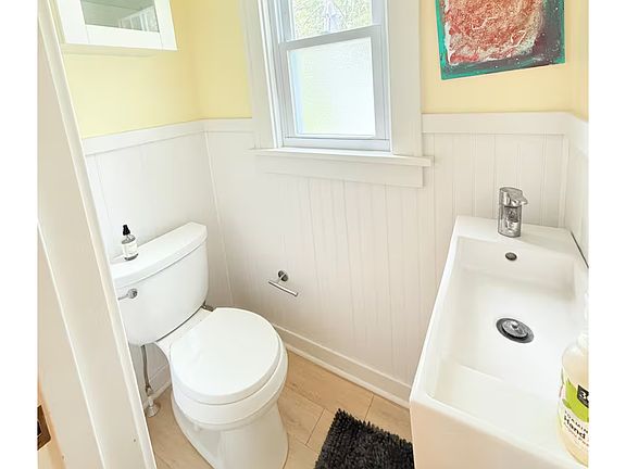 3rd image of 105 Baynton Ave NE