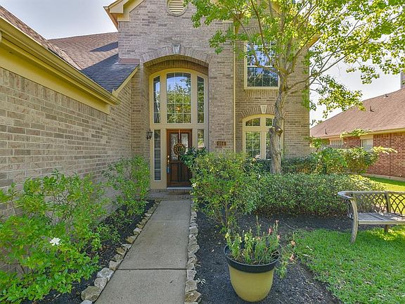 2nd image of 104 Ravenknoll Ct