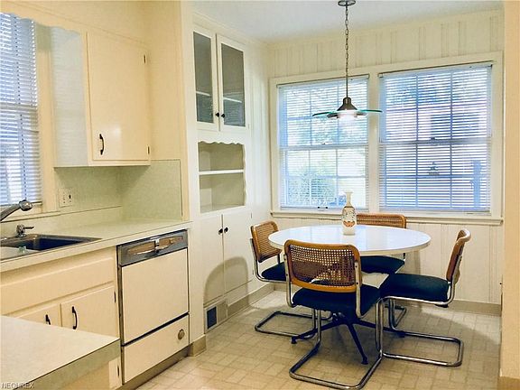 3rd image of 2348 Miramar Blvd