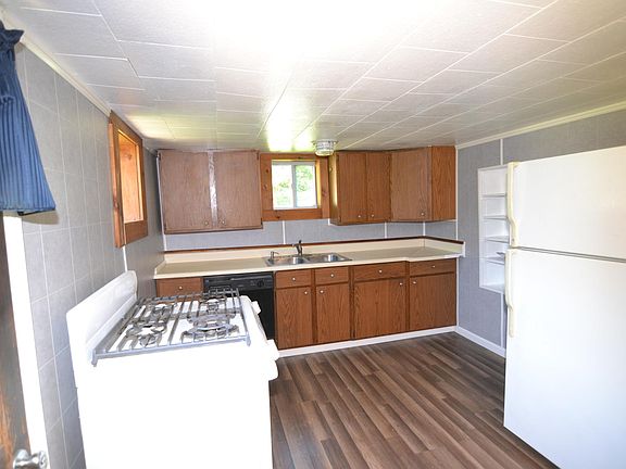 Kitchen with gas cooking