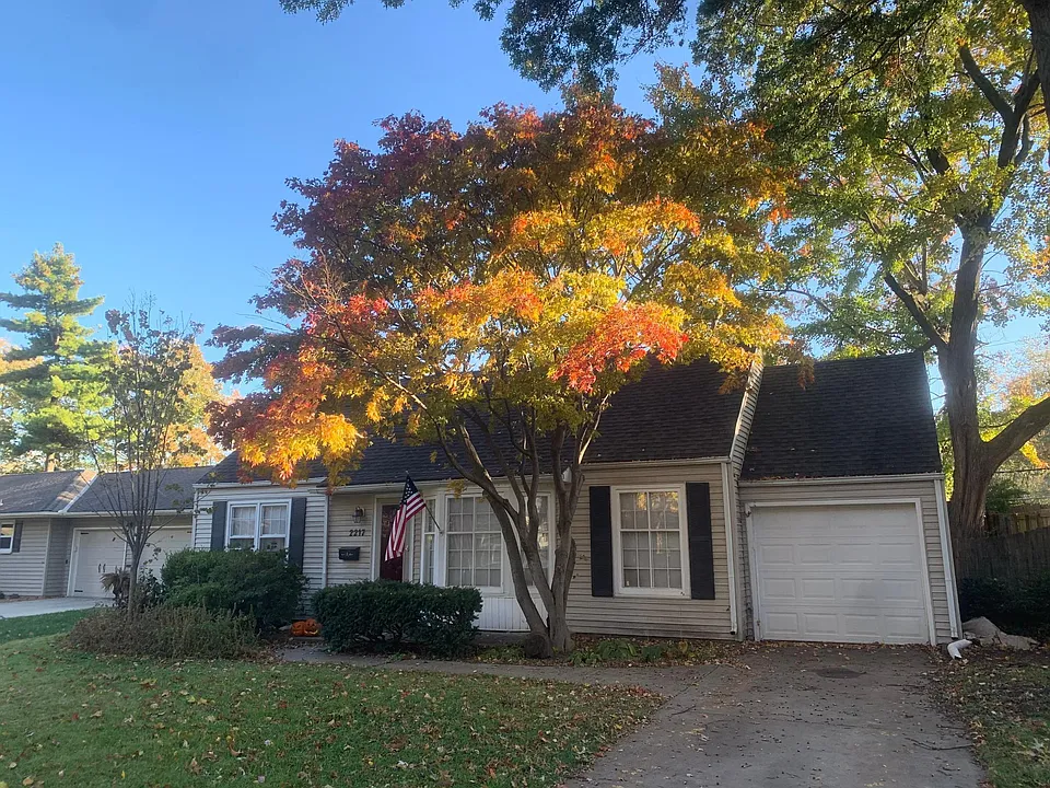 2217 W 74th Ter