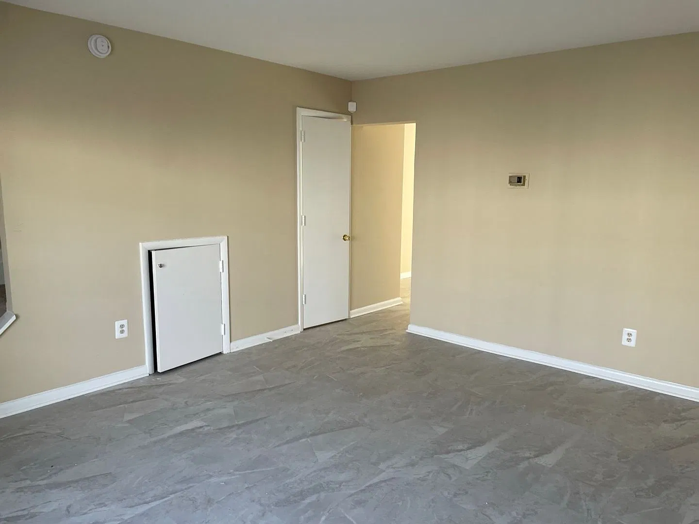 3-Bedroom, 1.5 Bathroom Townhouse in Rosedale — Photo 3