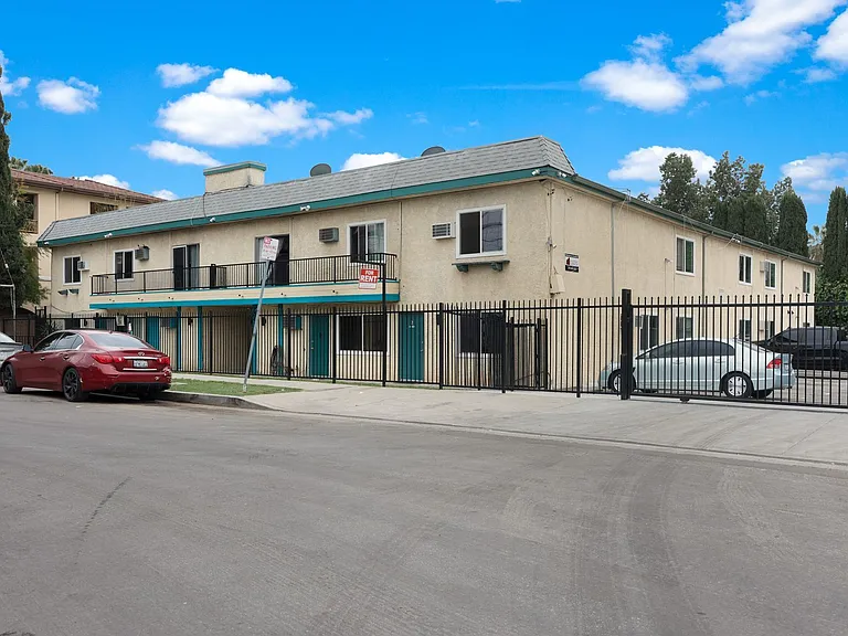 14700 Strathern St #17A — Photo 13