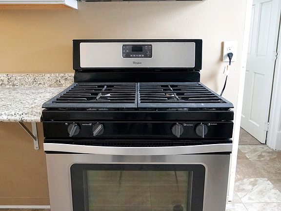 4th image of 921 20th Ave NE #3179522