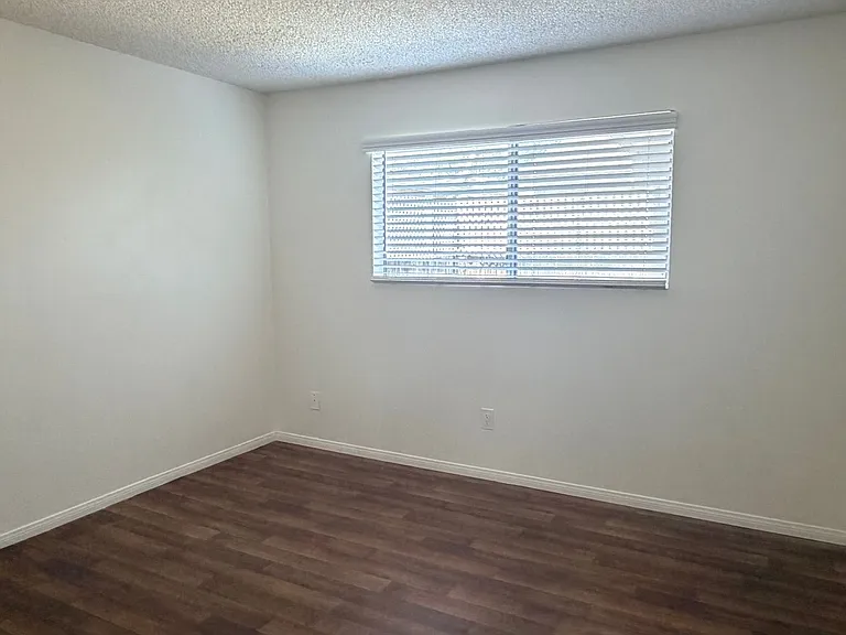 974 Merritt Dr #10 — Photo 6