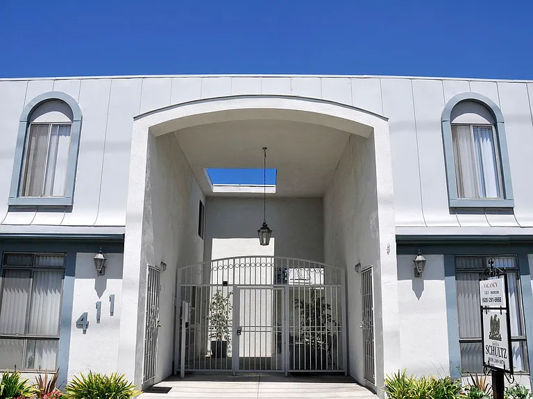 The Broadway Apartments — Photo 2