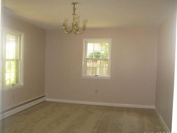 4th image of 304 Holland Cir