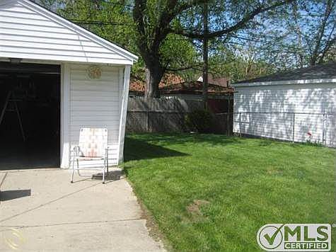 one-car garage w/ opener