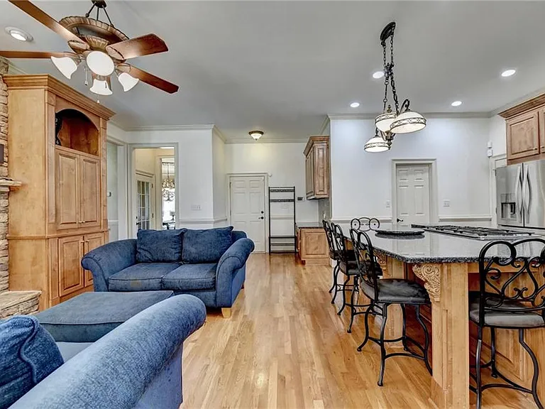 8910 Pinehurst Cv — Photo 41