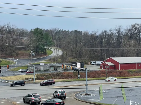 28 Fairwood Dr, Irwin, PA 15642