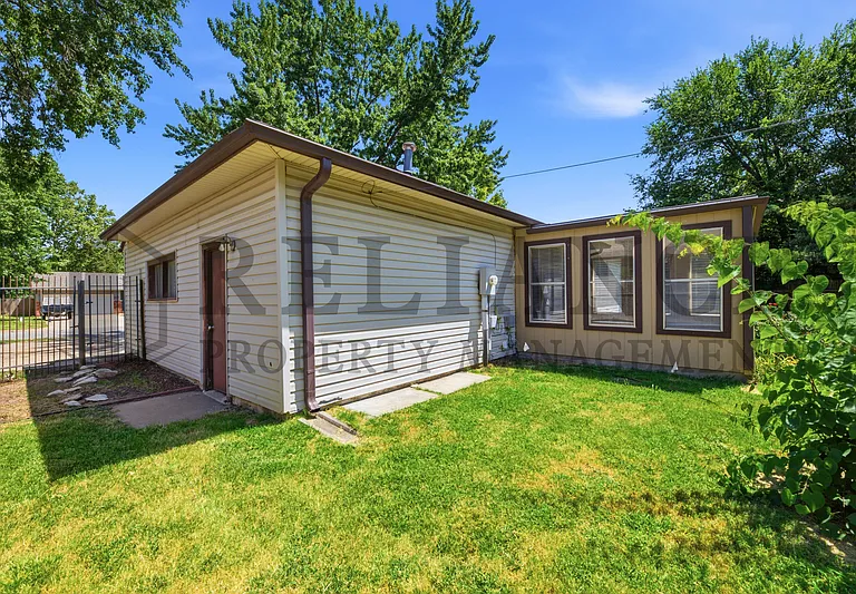 2103 W Columbine Ln — Photo 6