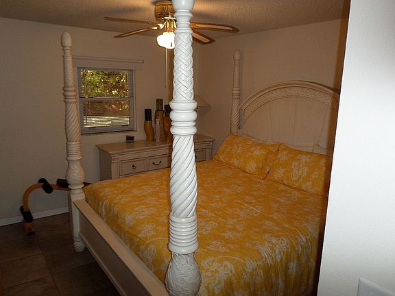4th image of 132 SE Jefferson Cir N