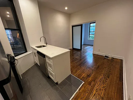 Rented by Salon Realty Corp | media 14