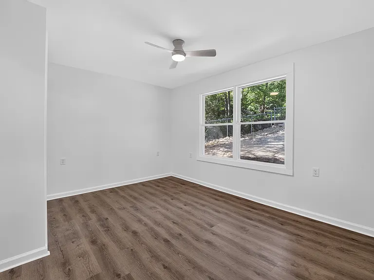 324 Walnut St — Photo 9
