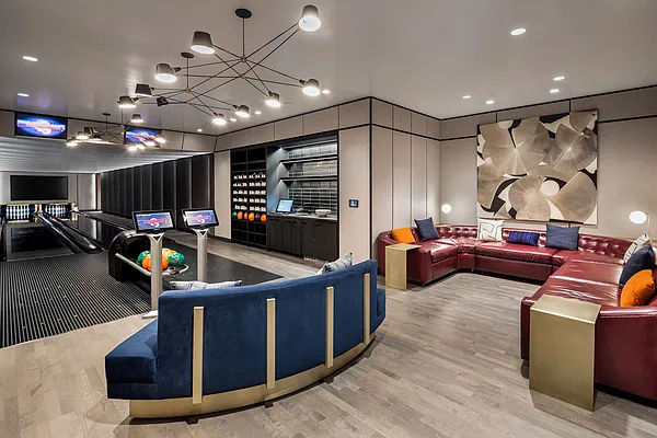 Rented by Extell Marketing Group LLC | media 25