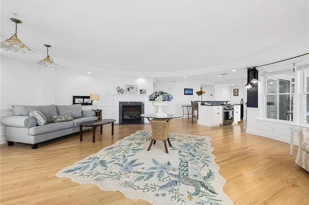 Bayview Condominium — Photo 4