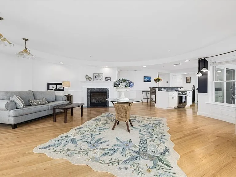 53 Conanicus Ave #3A — Photo 4