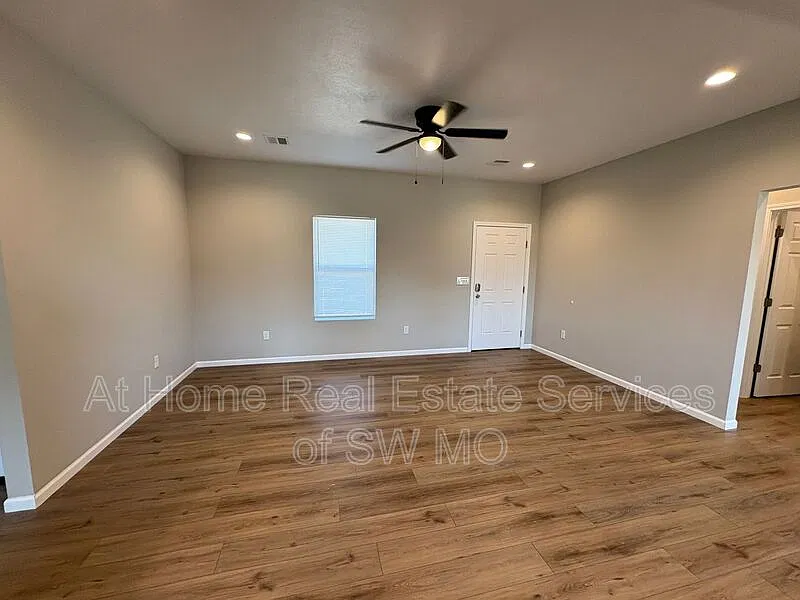 3 bed, 2.0 bath, $1,605 — Photo 4