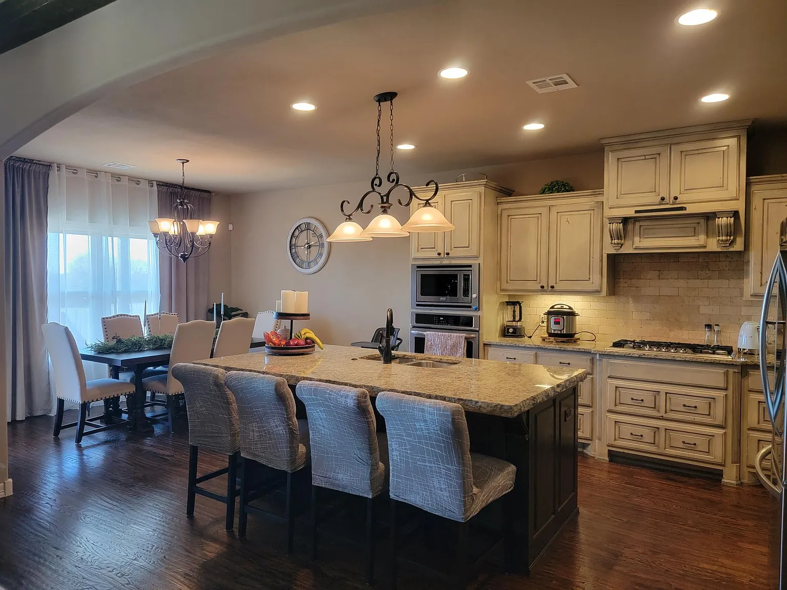 4 bed, 3060 sqft, $3,200 — Photo 1