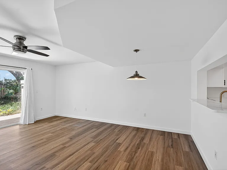 101 Half Moon Cir #B — Photo 10