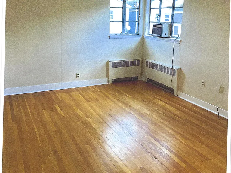 LARGE BEDROOM 11 1/2 X 16