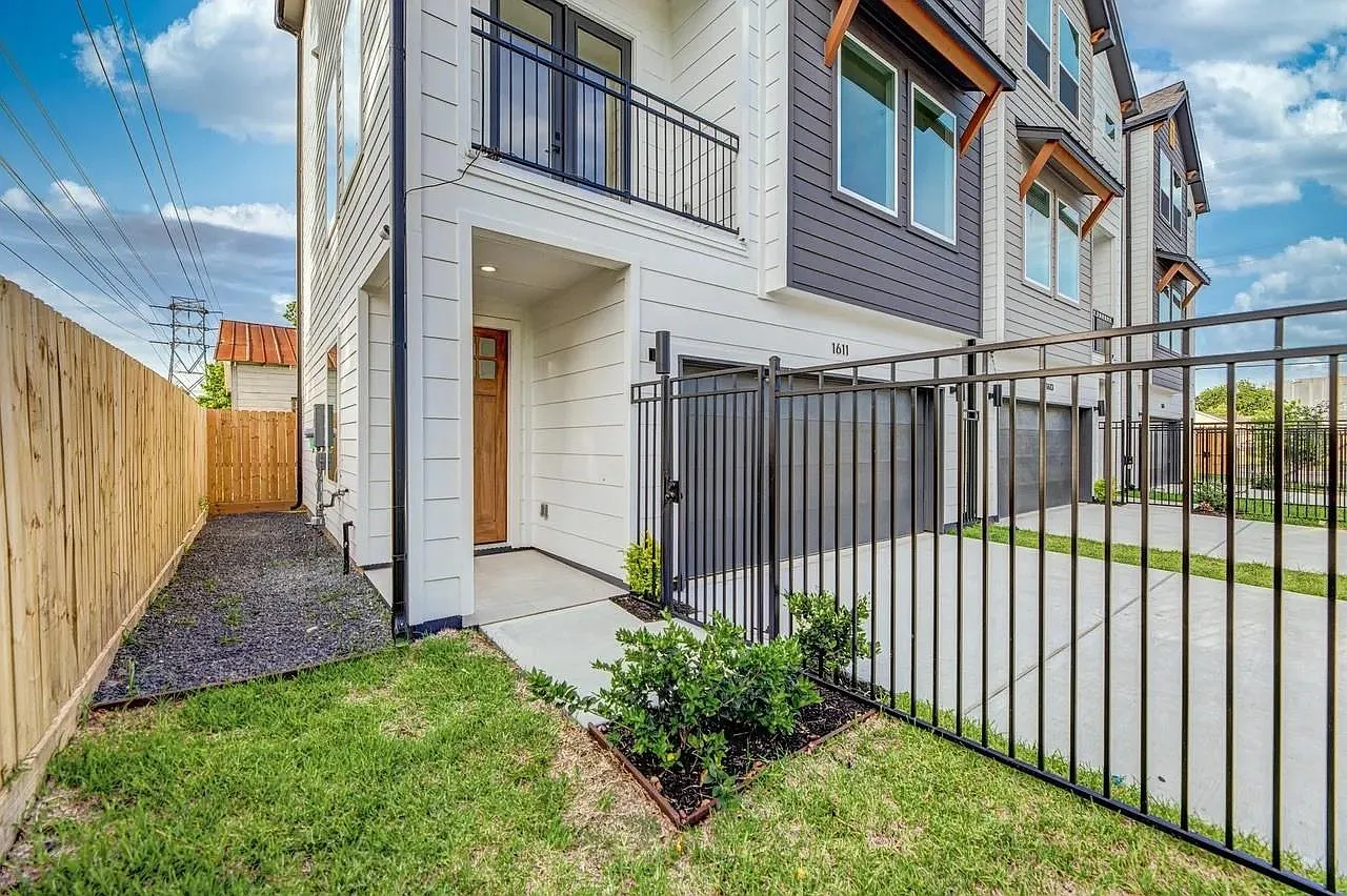 3 bed, 3.5 bath, 1810 sqft, $3,000 — Photo 2
