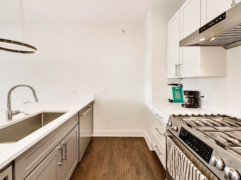 3001 N Southport Ave #403 — Photo 4
