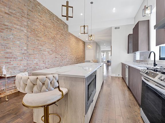 3rd image of 3330 S Indiana Ave #2S