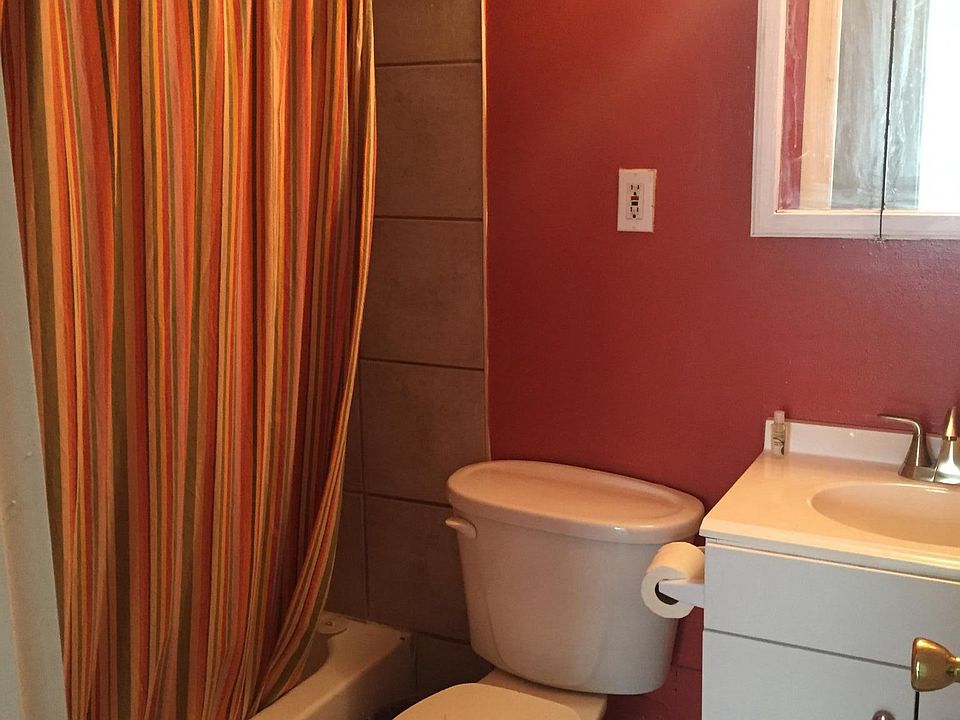 Full bath, also has a half bath