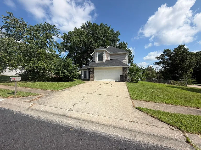 401 Dustin Dr — Photo 2