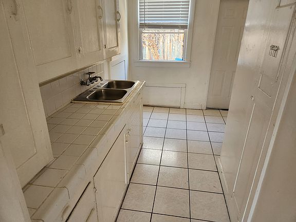 4th image of 957 W 9th St APT 4