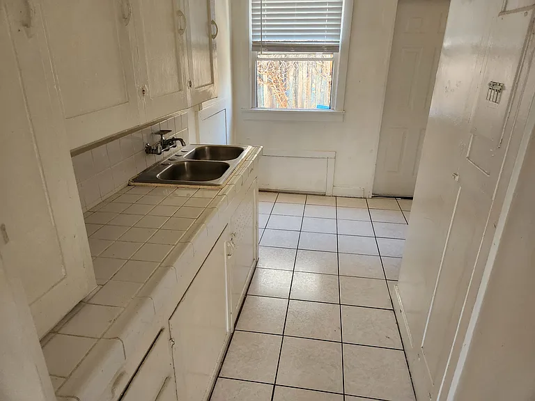 957 W 9th St #4 — Photo 4