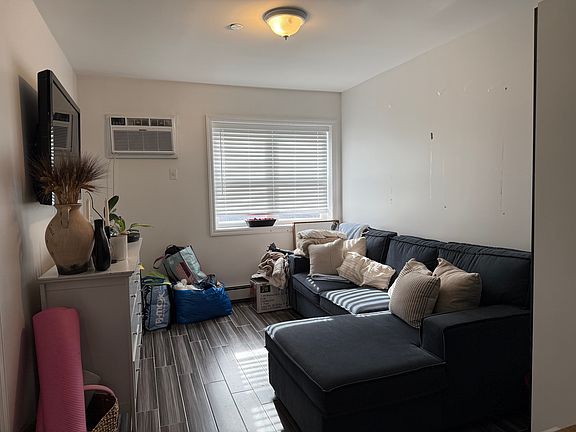 2nd image of 2557 44th St #1