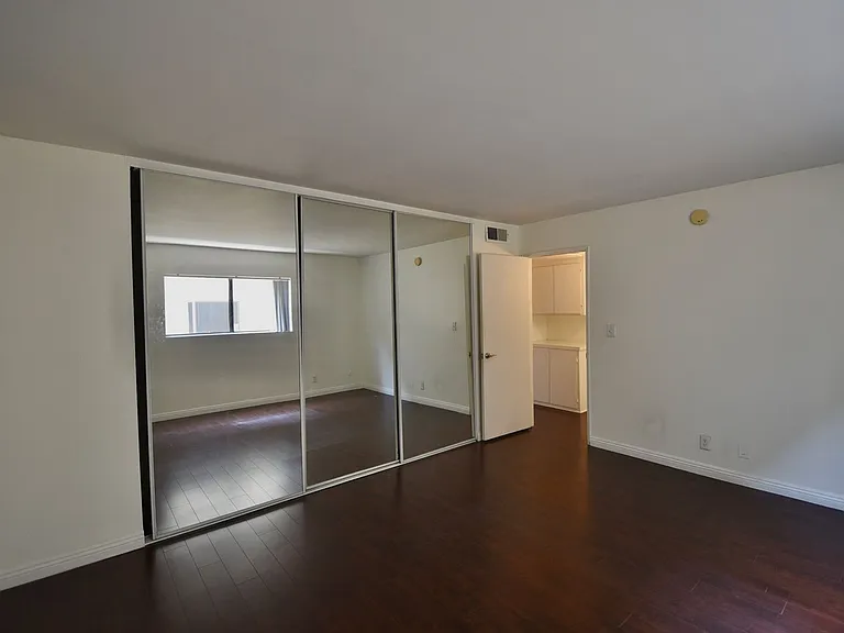 15128-44 Burbank Blvd — Photo 11