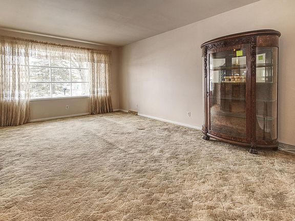 4th image of 304 Robin Hill Dr