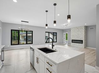 386 Oakbrook Dr, Wisconsin Dells, WI 53965