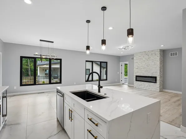 386 Oakbrook Dr, Wisconsin Dells, WI 53965