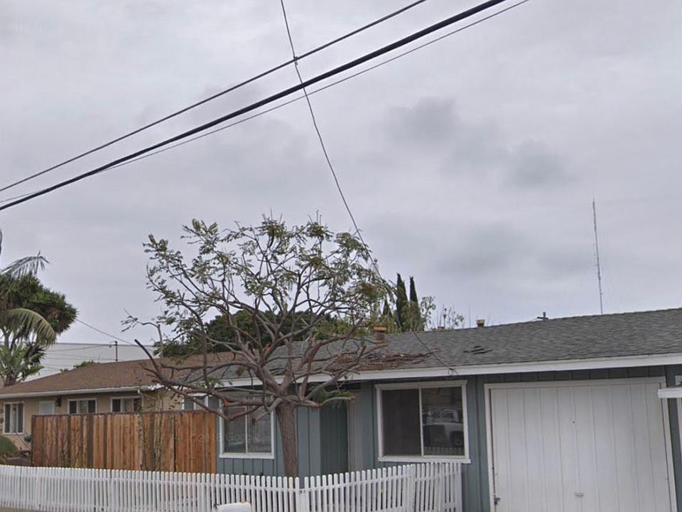 1st image of 995 W 17th St