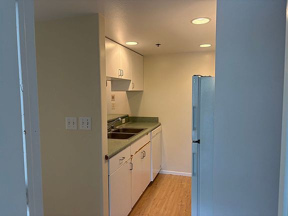 4th image of 949 Prospect St APT 302