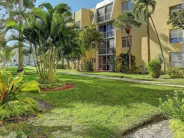 952 NE 199th St #3N, Miami, FL 33179