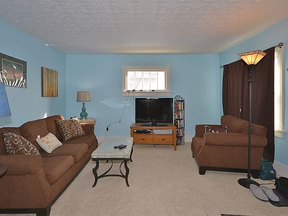 4th image of 418 N 8th Ave W