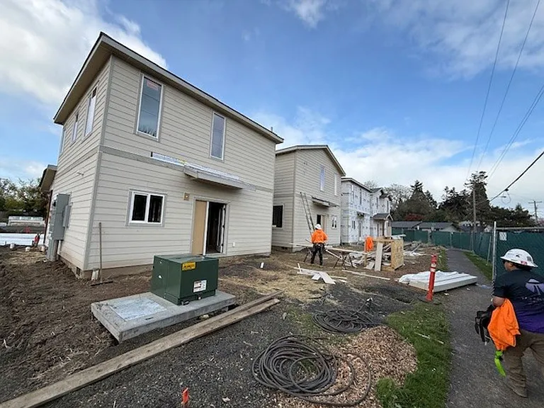1105 NW Buchanan Ave — Photo 52