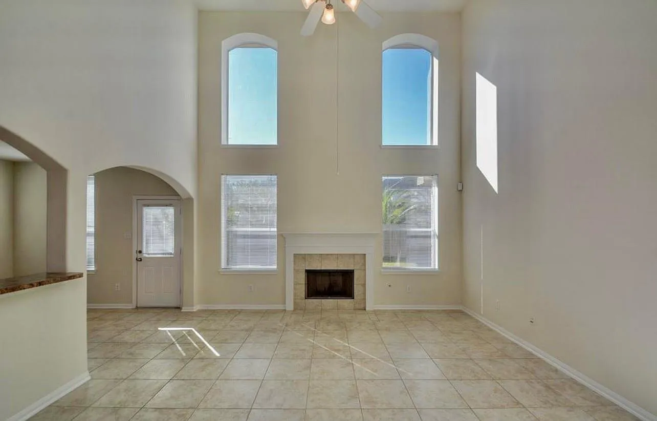 4 bed, 3.5 bath, 2712 sqft, $2,800 — Photo 4